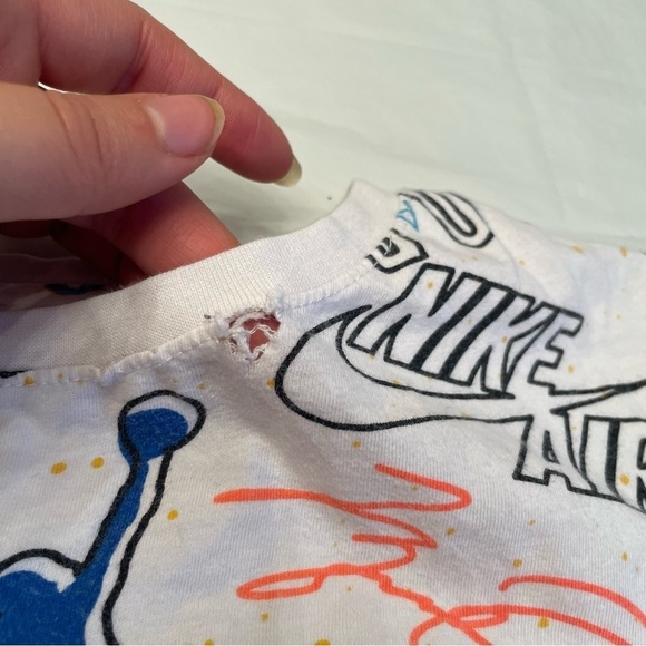 🌈 Jordan Logo White Tee  for the 90s Vibe! Boys Size LG🕹️ - Picture 10 of 10